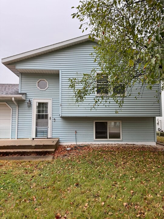 1014 Castlewood Dr in Brookings, SD - Building Photo