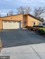 2537 Oakhampton Pl in Herndon, VA - Building Photo