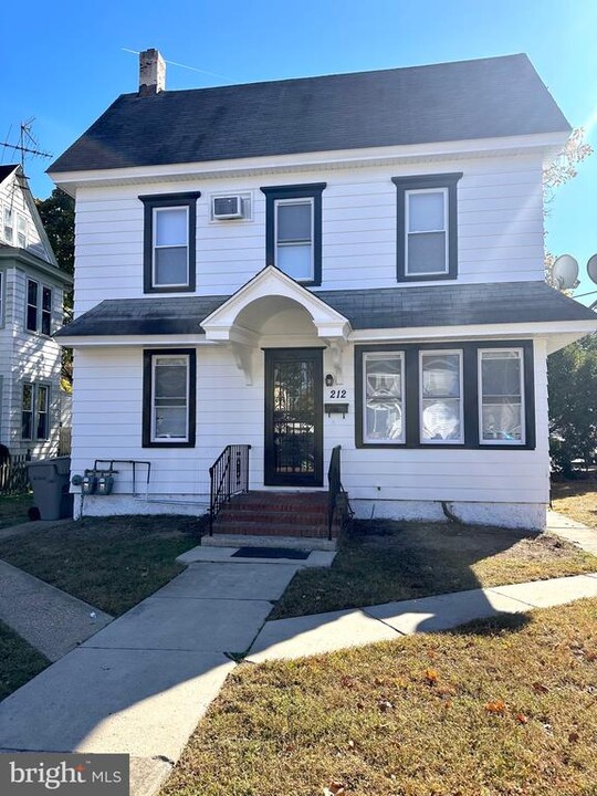 212 W Broad St in Paulsboro, NJ - Building Photo