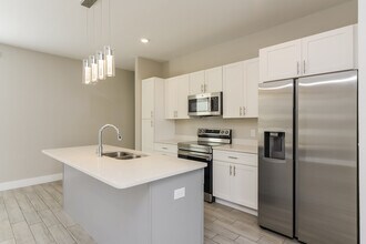 398 Camellia Ct in Poinciana, FL - Building Photo - Building Photo