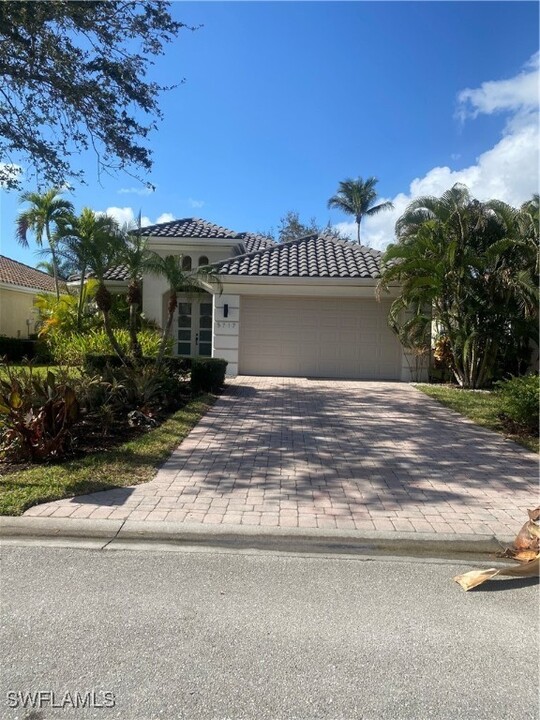 5717 Lago Villaggio Way in Naples, FL - Building Photo