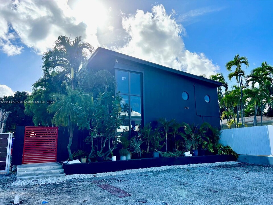 1040 NE 78th Street Rd, Unit 1 in Miami, FL - Building Photo