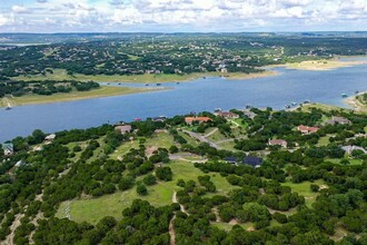 1128 Thurman Bluff Dr in Spicewood, TX - Foto de edificio - Building Photo