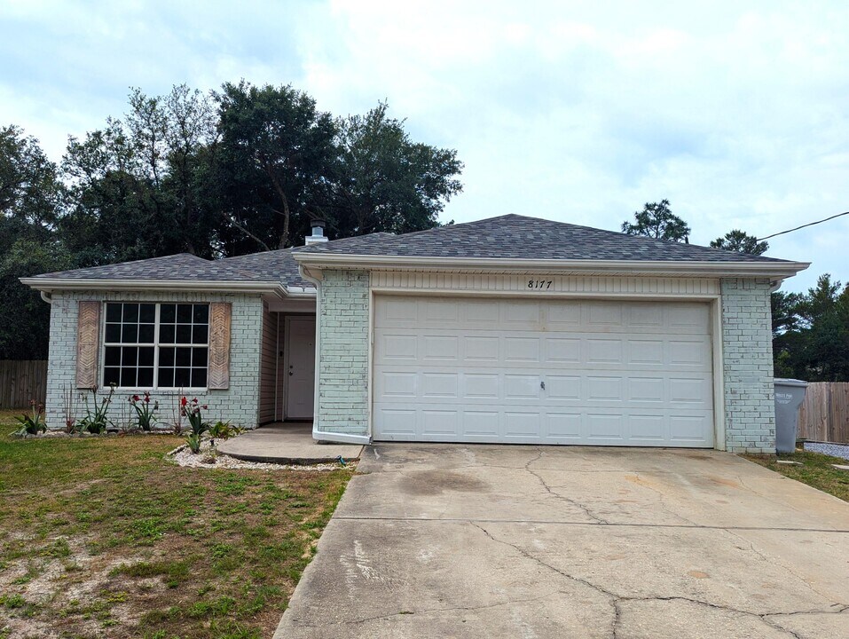 8177 Torres St in Navarre, FL - Building Photo