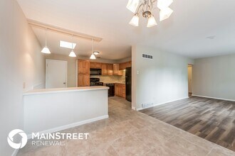 301 Imperial Dr in Hazelwood, MO - Foto de edificio - Building Photo