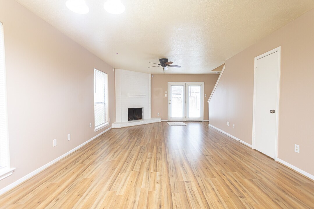 1907 Country Village Blvd in Humble, TX - Foto de edificio