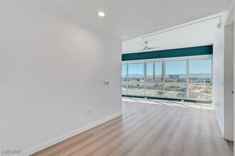4575 Dean Martin Dr in Las Vegas, NV - Foto de edificio - Building Photo
