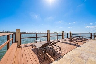7845 NE Bayshore Ct in Miami, FL - Building Photo - Building Photo