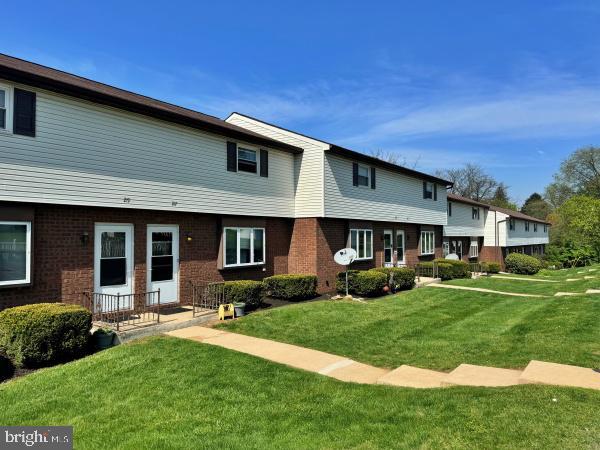 207 Catalpa Ln in Red Lion, PA - Building Photo