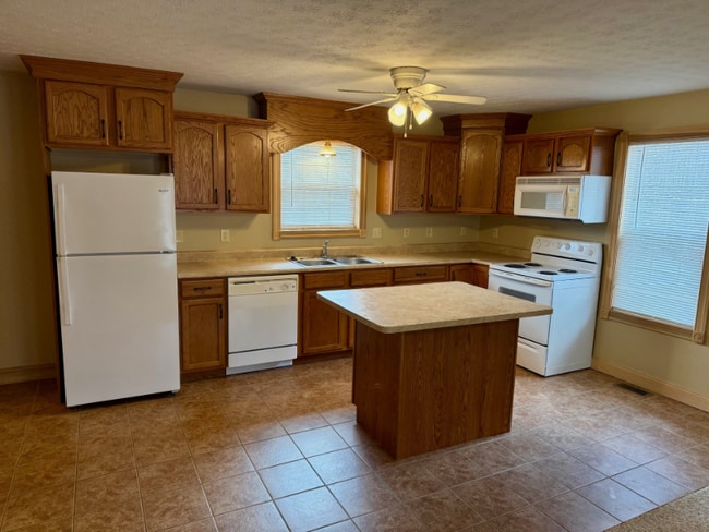 1616 Spring Valley Dr in Huntington, WV - Foto de edificio - Building Photo