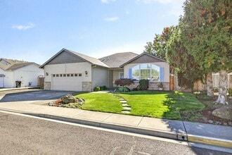2638 Rabun Way in Central Point, OR - Building Photo - Building Photo