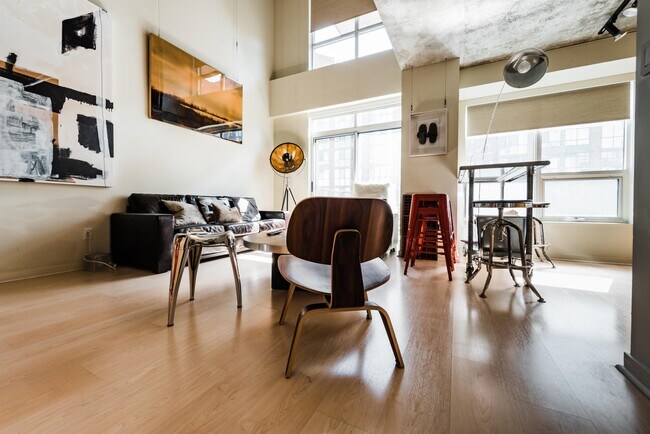 800 King St W in Toronto, ON - Building Photo - Building Photo