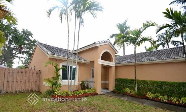 7350 SW 161st Pl in Miami, FL - Foto de edificio - Building Photo