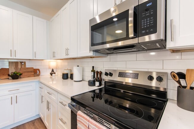 Spring Street Apartments in Greensboro, NC - Foto de edificio - Building Photo