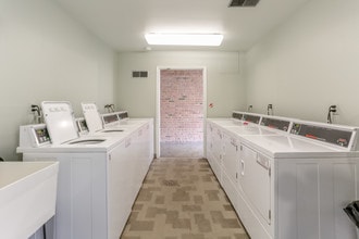 Oklahoma Manor in Milwaukee, WI - Foto de edificio - Interior Photo
