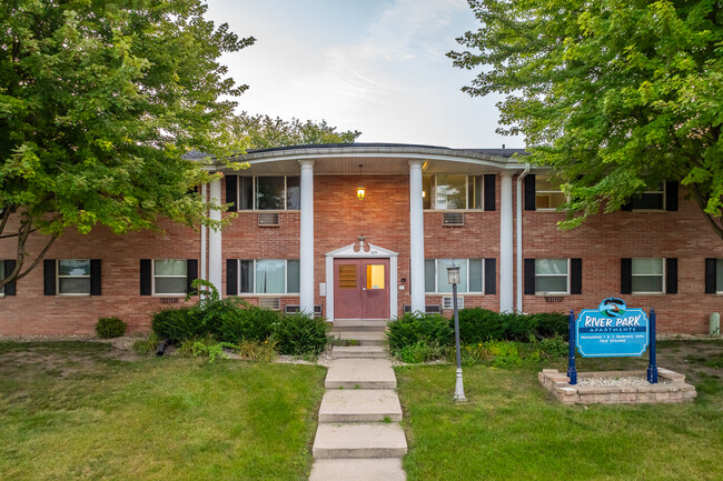 River Park Apartments in Waukesha, WI - Foto de edificio - Building Photo