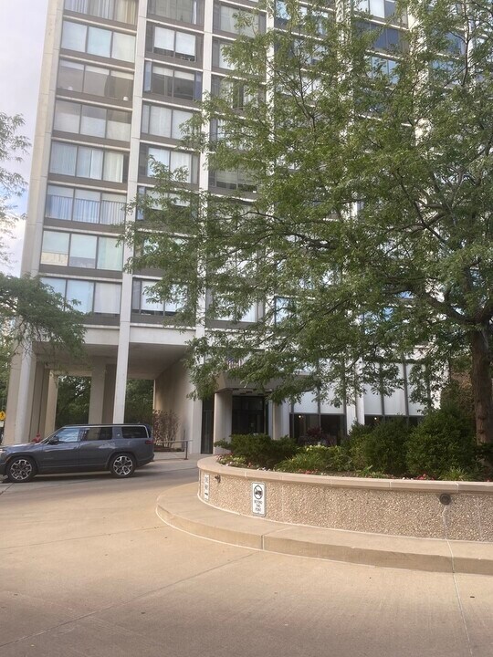 5455 N Sheridan Rd in Chicago, IL - Building Photo