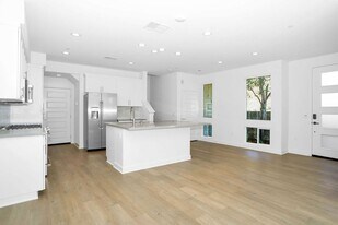 10881 McCan Ct in San Diego, CA - Building Photo