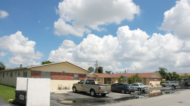 7211 Venetian St in Miramar, FL - Building Photo - Building Photo