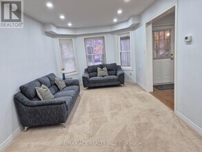 3 Springsyde St in Whitby, ON - Building Photo - Building Photo