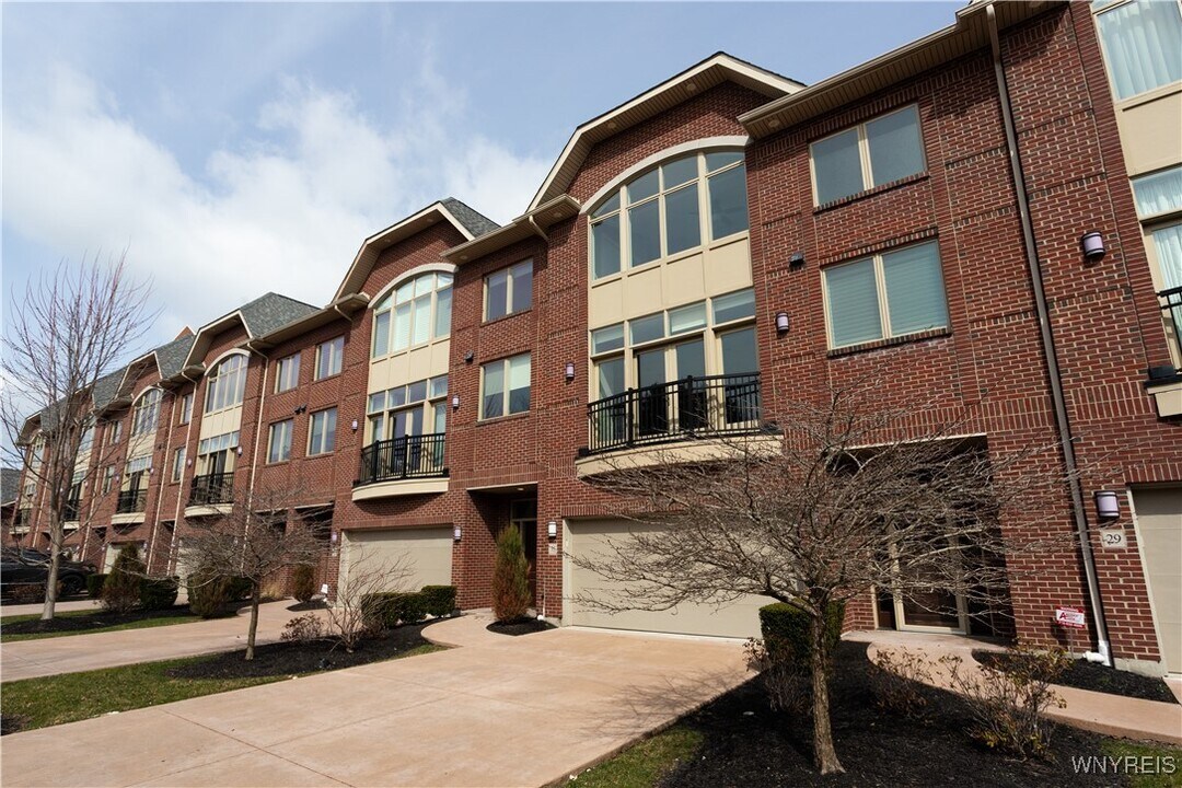 35 Ojibwa Cir in Buffalo, NY - Building Photo