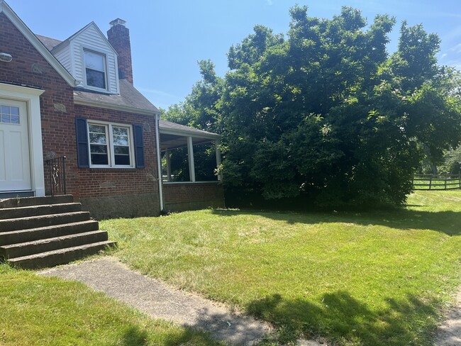 69 Damascus Rd in Branford, CT - Building Photo - Building Photo