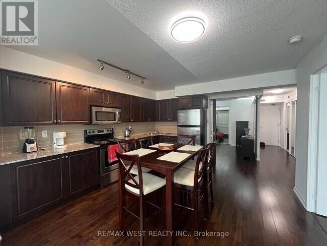 215 Fort York Blvd in Toronto, ON - Building Photo - Building Photo