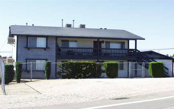 18075 Bear Valley Rd in Hesperia, CA - Foto de edificio