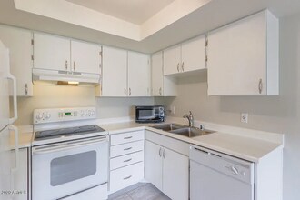 7960 E Camelback Rd in Scottsdale, AZ - Building Photo - Building Photo