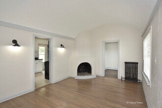 151 N Virginia St in Crystal Lake, IL - Foto de edificio - Building Photo