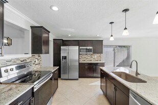 7320 NW 45th Ct in Lauderhill, FL - Building Photo