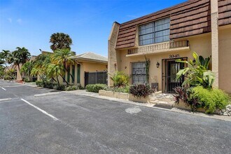 3945 NE 167th St in North Miami Beach, FL - Building Photo - Building Photo