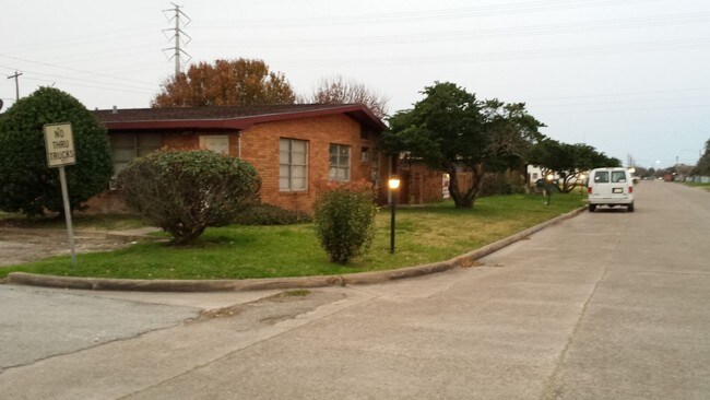 811 N Avenue F in Freeport, TX - Foto de edificio - Building Photo