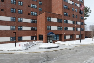 Earl Towers in Hudson Falls, NY - Foto de edificio - Building Photo