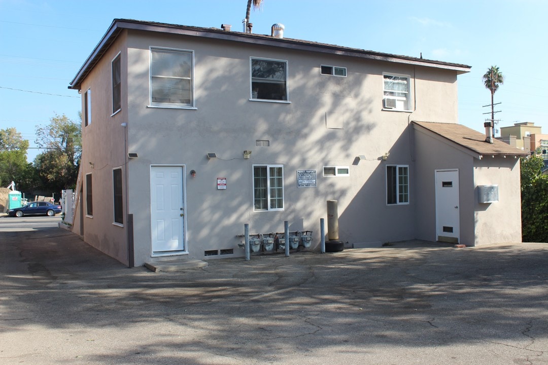 13524 Vanowen St in Van Nuys, CA - Foto de edificio