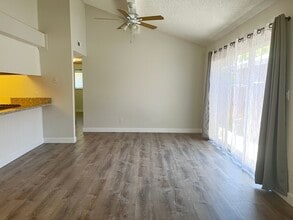 1052 Clinton Rd in Sacramento, CA - Building Photo - Building Photo