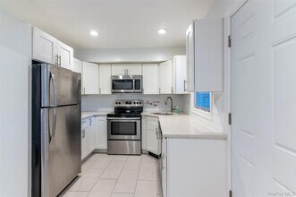 72 Tudor Ln in Bay Shore, NY - Building Photo - Building Photo
