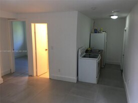 2612 NE 206th St in Miami, FL - Building Photo