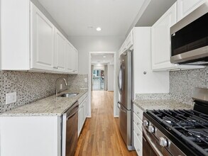 2127 Newport Pl NW in Washington, DC - Foto de edificio - Building Photo