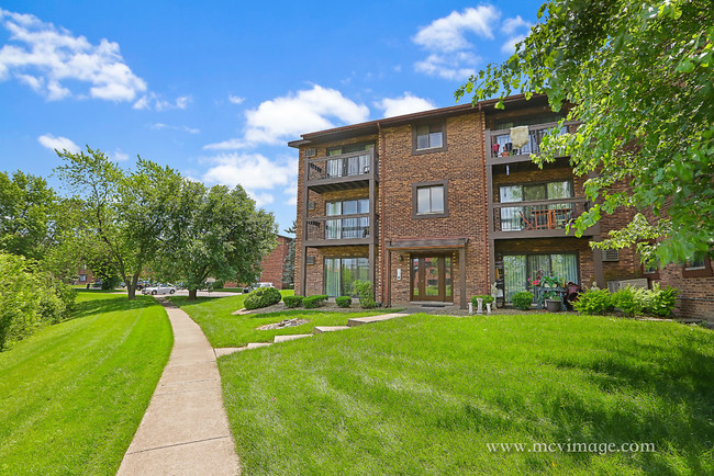 Orland Park 6 Flat/Pond View