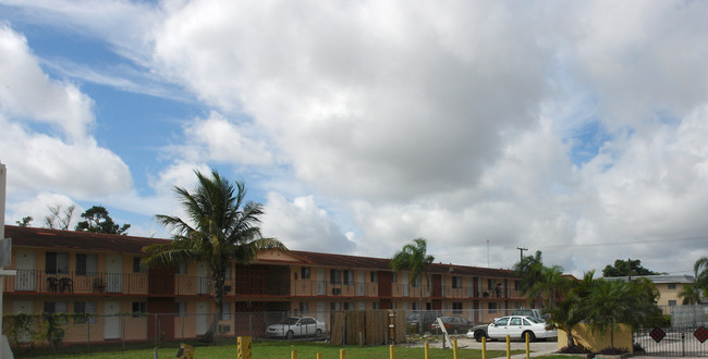 Madison Apartments in Hollywood, FL - Building Photo - Building Photo