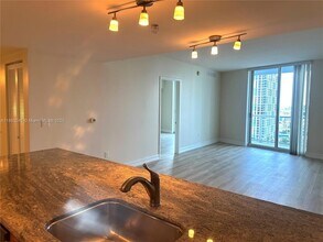 185 SW 7th St, Unit 2307 in Miami, FL - Building Photo - Building Photo