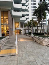 2899 Collins Ave in Miami, FL - Foto de edificio - Building Photo