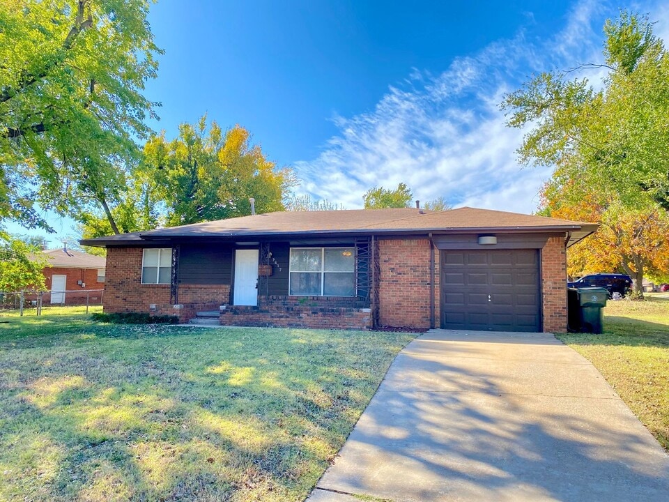 2417 N Towry Dr in Midwest City, OK - Building Photo