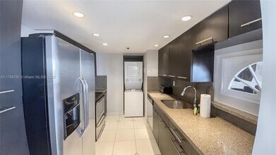 1717 N Bayshore Dr, Unit B-4157 in Miami, FL - Building Photo - Building Photo