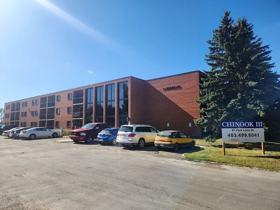 7 Park Ln Dr in Strathmore, AB - Building Photo
