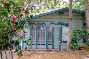 8540 Ridpath Dr in Los Angeles, CA - Building Photo