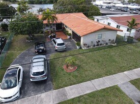 21100 NW Miami Ct in Miami, FL - Building Photo