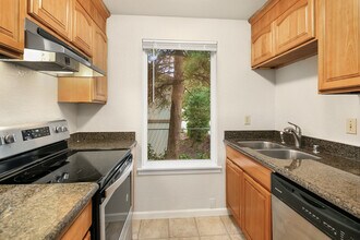 10012 NE 117th Ct in Kirkland, WA - Building Photo - Building Photo