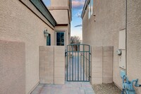 8224 Strawberry Spring St in Las Vegas, NV - Foto de edificio - Building Photo